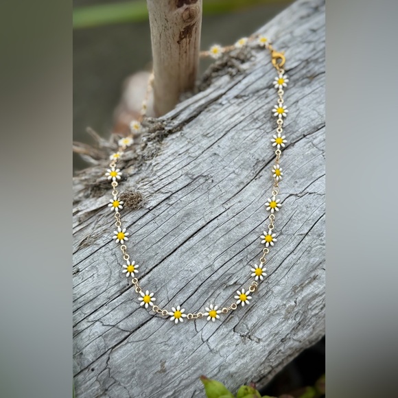 Petite White Daisy Charm Adjustable Gold Chain Choker Necklace - Picture 4 of 10